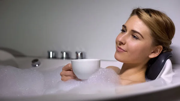 Mujer Sonriente Disfrutando Del Café Baño Con Burbujas Espuma Relajación — Foto de Stock