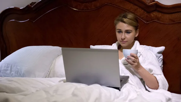 Junge Geschäftsfrau Arbeitet Laptop Bett Freiberufliches Projekt Deadline — Stockfoto