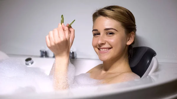 Lady Refrigeração Banho Com Bolhas Espuma Segurando Pepinos Para Olhos — Fotografia de Stock