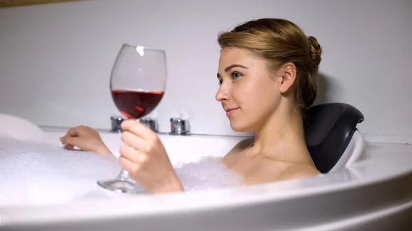 Όμορφη Γυναίκα Γυαλί Από Κόκκινο Κρασί Που Αναπαύεται Στο Μπάνιο — Φωτογραφία Αρχείου