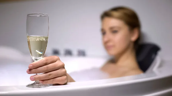 泡の泡 休息とリラックスとお風呂でシャンパングラスを保持するエレガントな女性 — ストック写真