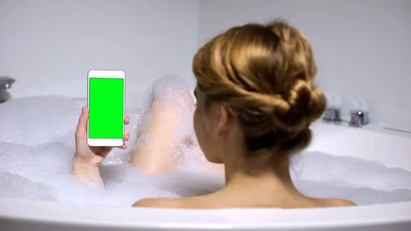 Kobieta Kąpieli Trzyma Smartfon Zielonym Ekranem Czatowanie Sieci Społecznej — Zdjęcie stockowe