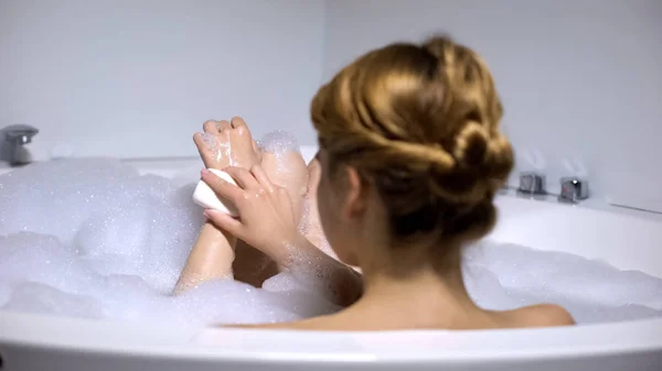 Weibchen Bad Waschen Körper Mit Reinigungsseife Schönheitsoperation Rückseite — Stockfoto
