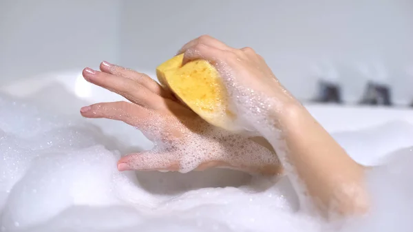 Mujer Baño Lavándose Las Manos Con Esponja Procedimiento Belleza Diaria — Foto de Stock