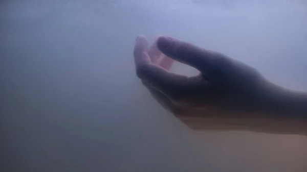 Θηλυκό Χέρι Κάτω Από Σκούρο Νερό Πνίγηκε Θύμα Εγκλήματος Αυτοκτονίας — Φωτογραφία Αρχείου