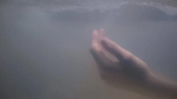 Θηλυκό Χέρι Πνιγμό Κάτω Από Σκούρο Νερό Θύμα Δολοφονίας Σκηνή — Φωτογραφία Αρχείου
