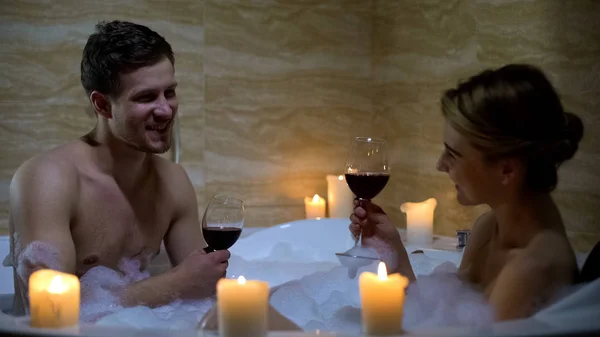 Ζευγάρι Στην Αγάπη Κρατώντας Γυαλιά Κρασιού Στο Μπάνιο Κεριά Ρομαντική — Φωτογραφία Αρχείου
