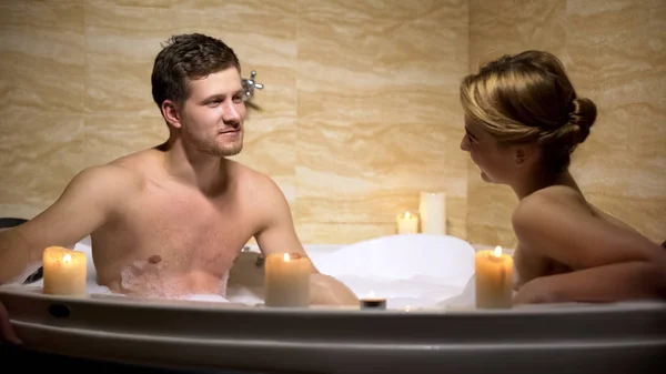 Couple Flirter Rire Pendant Soirée Romantique Dans Bain Avec Des — Photo