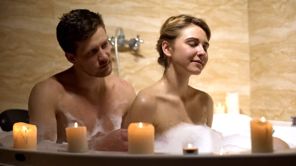 Moment Intime Couple Dans Baignoire Passer Une Soirée Romantique Ensemble — Photo