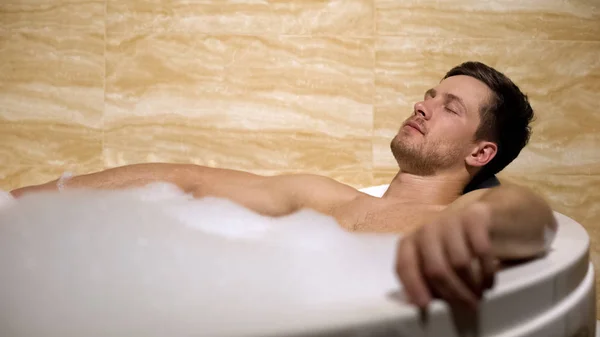Hombre Guapo Disfrutando Aroma Agua Caliente Tomando Baño Con Espuma — Foto de Stock