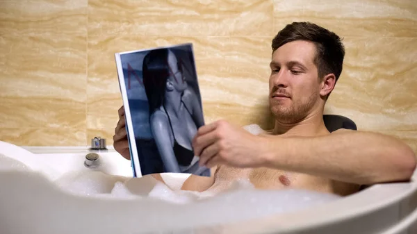 Masculino Cara Tomando Quente Relaxante Banho Leitura Mens Revista Fresco — Fotografia de Stock