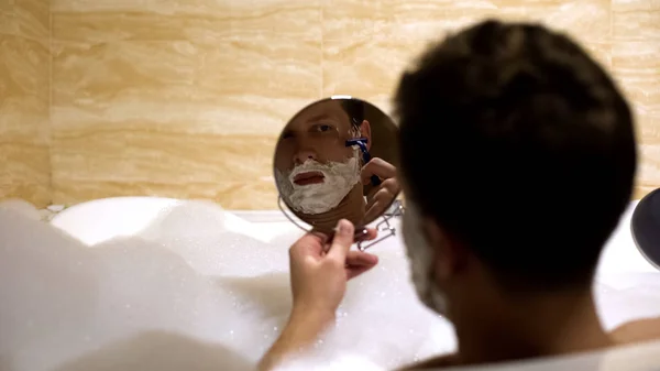 Hombre Afeitarse Cara Con Espuma Mirando Espejo Relajarse Baño Procedimiento —  Fotos de Stock