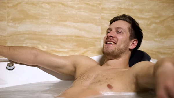 お風呂に入って楽しい男 休憩とリラックス ホームスパを過ごす — ストック写真