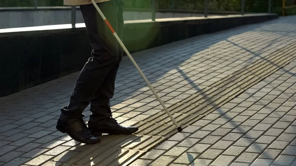 Hombre Ciego Que Encuentra Pavimento Táctil Con Bastón Blanco Caminando —  Fotos de Stock