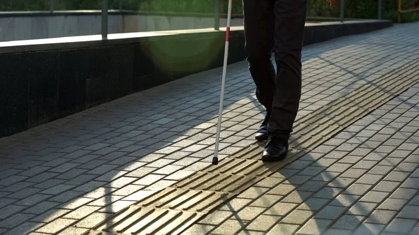 Hombre Ciego Camina Largo Pavimentos Táctiles Navegación Urbana Segura Para —  Fotos de Stock