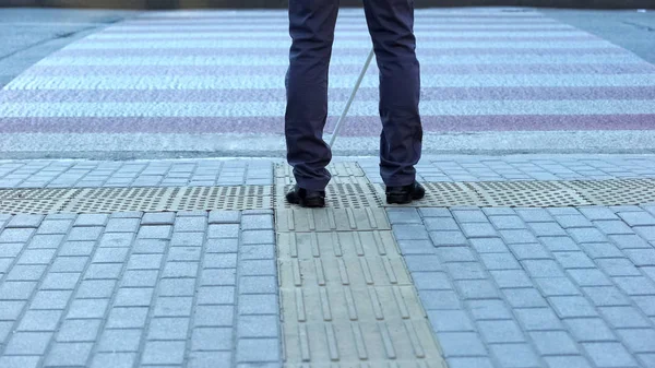 Homem Cego Solitário Detectando Telhas Táteis Caminhando Para Pedestres Atravessando — Fotografia de Stock