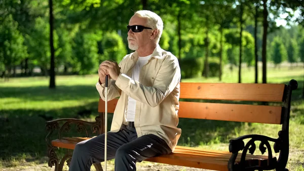 盲人坐在长凳上 在公园里听声音 提高感官 — 图库照片