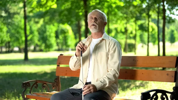 Zrakově Postižený Muž Který Zkouší Vidět Park Ztrátu Zraku Stárnutí — Stock fotografie