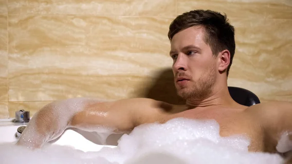 緊張した男が入浴し 仕事を考え リラックスできない 難しい決断 — ストック写真