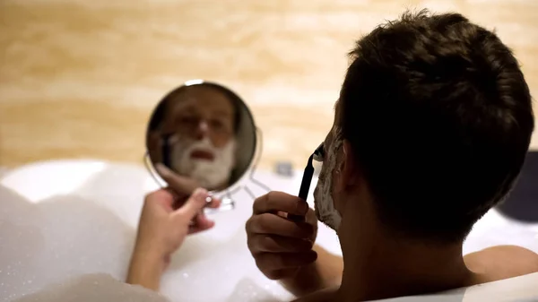 Hombre Guapo Tomando Baño Afeitándose Cara Mirando Espejo —  Fotos de Stock