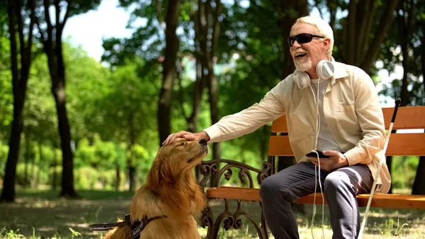 Blind Man Med Hörlurar Strök Hund Fullt Liv Nedsatt Njuter — Stockfoto