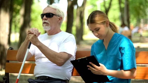 Enfermera Tomando Notas Sentada Por Viejo Ciego Parque Caminando Con — Foto de Stock