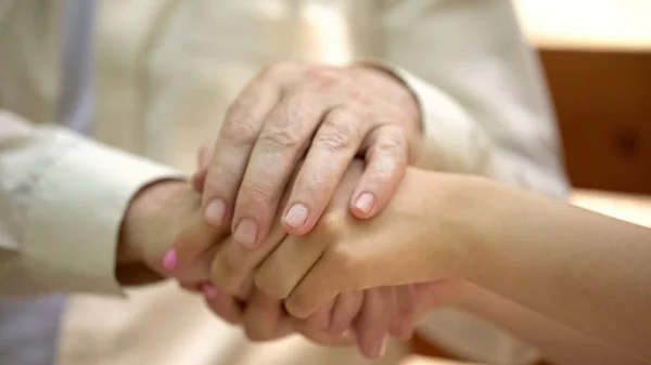 Senior Mann Hält Hand Der Jungen Frau Unterstützung Und Pflege — Stockfoto
