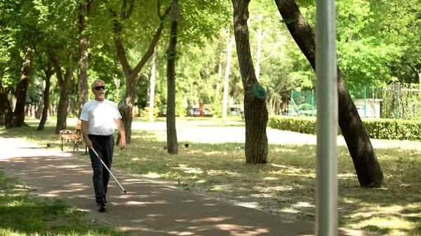 Blinde Oude Man Detecteren Obstakels Met Witte Riet Wandelen Park — Stockfoto