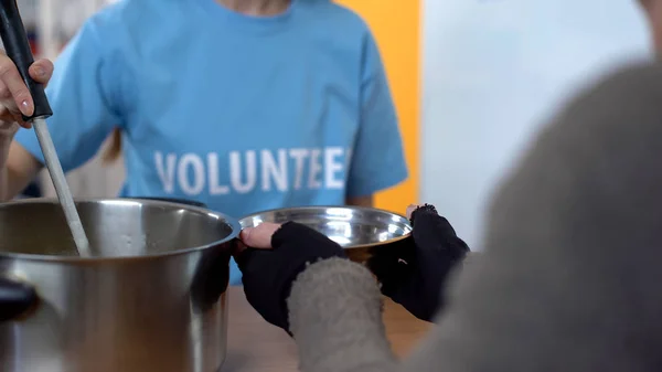 避難所でスープを提供する女性ボランティア 貧しい人々の世話 慈善事業 — ストック写真