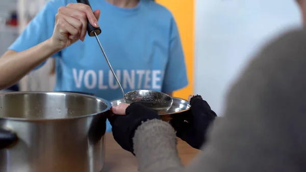 대피소에서 수프를 제공하는 봉사자 가난한 사람들을 돌보는 — 스톡 사진