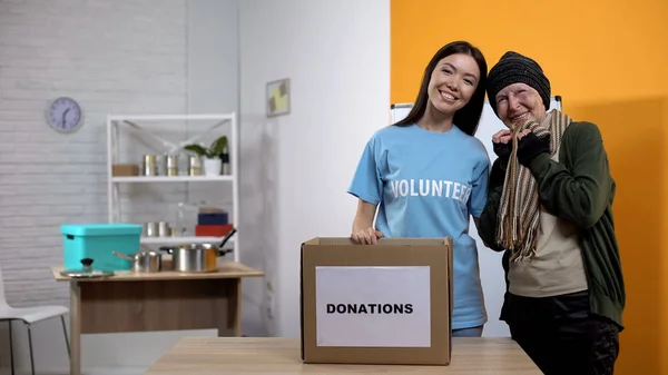 Feliz Refugiado Voluntário Sorrindo Câmera Recebendo Roupas Sem Teto Centro — Fotografia de Stock