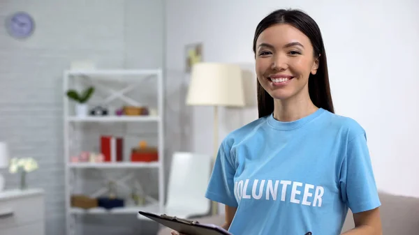 Kamera Sosyal Merkez Kavramı Bakarak Tablet Ile Gülümseyen Kadın Gönüllü — Stok fotoğraf