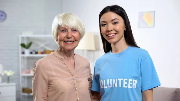 Feliz Anciana Voluntaria Sonriendo Cámara Los Ancianos Apoyan — Foto de Stock