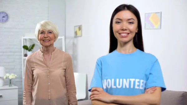 Mujer Mayor Voluntario Sonriente Primer Plano Mirando Cámara Ayuda —  Fotos de Stock