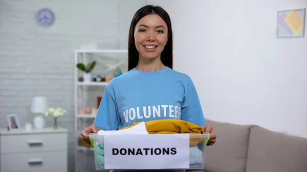 Joyful Social Aktivist Holding Donation Box Med Kläder Socialt Volontärarbete — Stockfoto