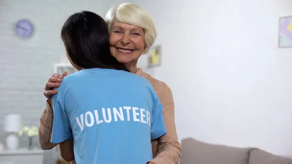 Joven Voluntaria Abrazando Sonriente Anciana Cuidado Ancianos Hogar Ancianos —  Fotos de Stock