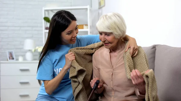 Дружелюбный Волонтер Накрывает Пожилую Женщину Инвалида Одеялом Помогает Ухаживать Ней — стоковое фото