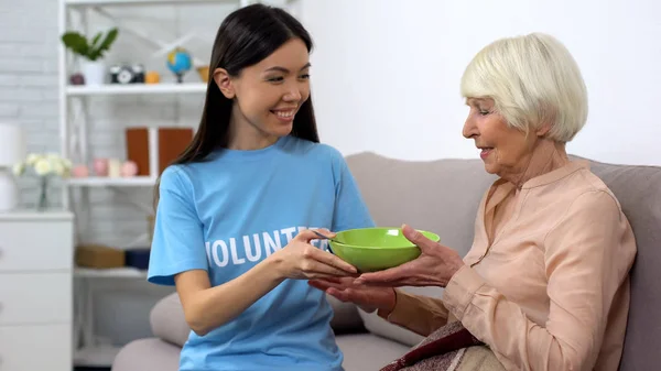 Activista Social Mujer Dando Plato Cena Señora Madura Sofá Voluntariado — Foto de Stock