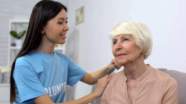Добрый Волонтер Расчесывает Волосы Пожилой Женщины Ухаживает Старыми Пациентами Улыбается — стоковое фото