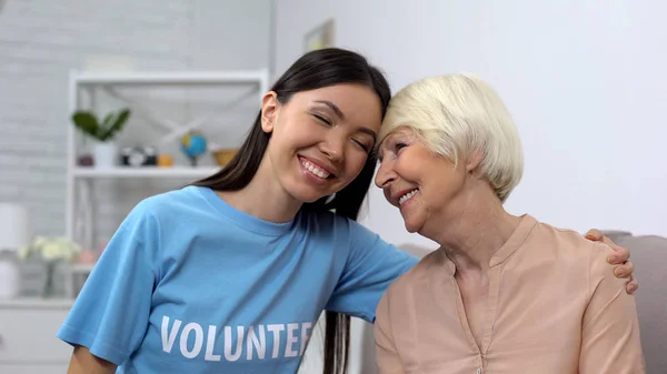 Activista Femenina Abrazando Una Mujer Madura Sonriéndose Voluntariado Social — Foto de Stock