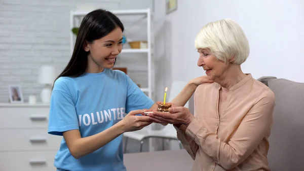 Voluntario Sonriente Presentando Pastel Cumpleaños Pensionista Senior Residencia Ancianos — Foto de Stock