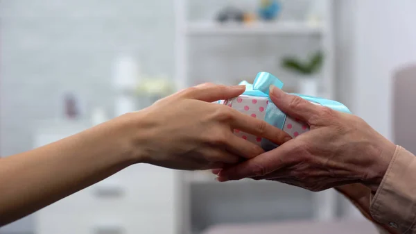 Mãos Femininas Dando Caixa Presente Para Mulher Idosa Cumprimentos Aniversário — Fotografia de Stock