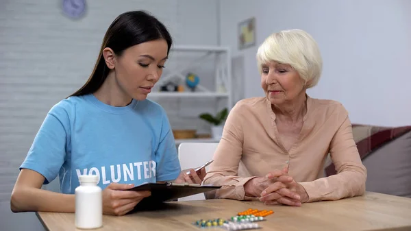 Joven Voluntaria Leyendo Prescripción Píldoras Anciana Asistencia —  Fotos de Stock