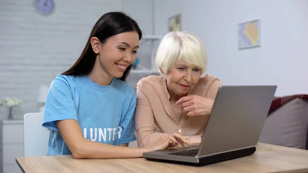 Nursing Home Volunteer Teaching Aged Lady Use Laptop Online App — Stock Photo, Image