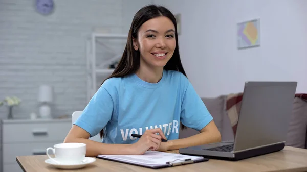 Γυναίκα Εθελοντής Που Χαμογελάει Λάπτοπ Οικονομικό Έργο Φιλανθρωπικού Ταμείου — Φωτογραφία Αρχείου