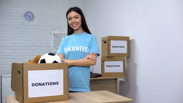 Sorrindo Voluntário Sorrindo Roupas Brinquedos Caixa Ajudando Órfãos Doação — Fotografia de Stock