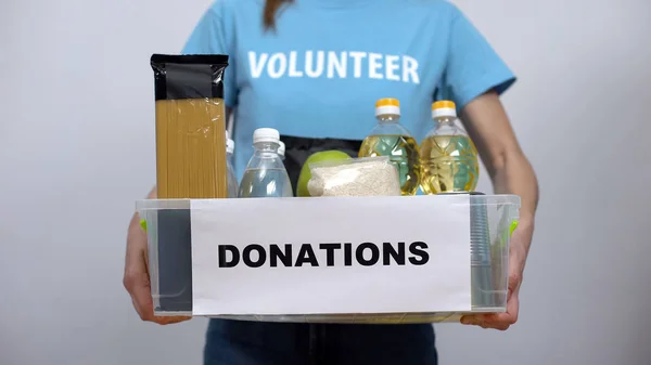 手放食品工作人员捐款箱 志愿者提供项目慈善活动 — 图库照片