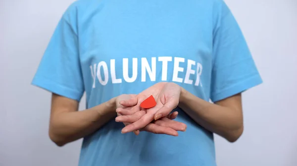 女志愿者展示红血滴手 医疗捐赠活动 — 图库照片
