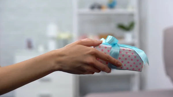 Vrouwelijke Handen Geven Geschenk Doos Verjaardag Vieren Groet Naaste Persoon — Stockfoto