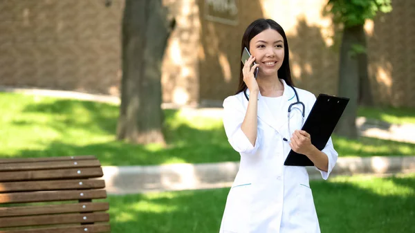 Lächeln Krankenschwester Telefoniert Mit Patient Krankenhaus Park Medizinische Versorgung Gesundheit — Stockfoto